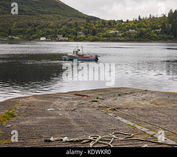 Sul loch carron da nord strome a strome ferry (senza traghetto) con barca da pesca. Ross and Cromarty, nella costa occidentale della Scozia Foto Stock