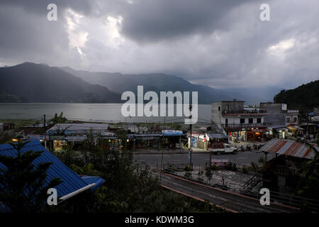 Nepal. pokhara - 30 settembre 2016 : vista del lago del nord a Pokhara dal balcone dell'hotel, di fronte alla tempesta. pokhara seconda più impor Foto Stock