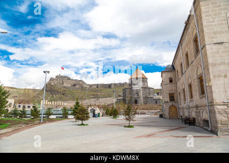 KARS, Turchia - 7 Maggio 2017 : Generale vista cortile dei Santi Apostoli Chiesa noto anche come moschea Kumbet e Kars castello su sfondo con cielo nuvoloso. Essa è stata b Foto Stock