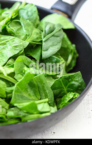 Gli spinaci fatti in casa il formaggio feta dip Foto Stock