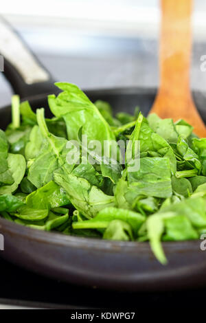 Gli spinaci fatti in casa il formaggio feta dip Foto Stock