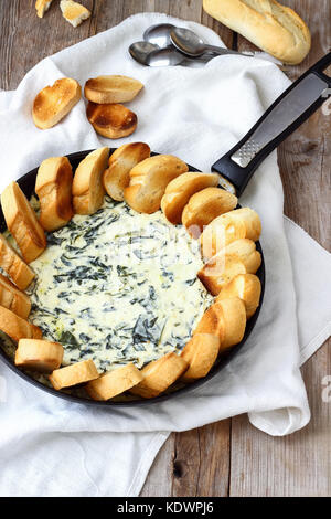 Gli spinaci fatti in casa il formaggio feta dip Foto Stock