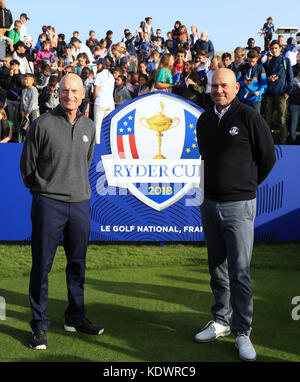 Il capitano americano Jim Furyk (a sinistra) e il capitano europeo Thomas Bjorn durante un evento mediatico in vista della Ryder Cup 2018 al le Golf National di Parigi. Foto Stock