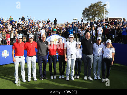 Il capitano americano Jim Furyk e il capitano europeo Thomas Bjorn si mettono in posa con i concorrenti della Junior Ryder Cup durante un evento mediatico in vista della Ryder Cup 2018 a le Golf National, Parigi. Foto Stock