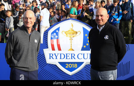 Il capitano americano Jim Furyk (a sinistra) e il capitano europeo Thomas Bjorn durante un evento mediatico in vista della Ryder Cup 2018 al le Golf National di Parigi. Foto Stock