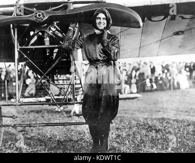 Harriet QUIMBY (1875-1912) pilota e sceneggiatore americano pionieristico con un monoplano di Moissant in un giro dell'America circa 1911 Foto Stock