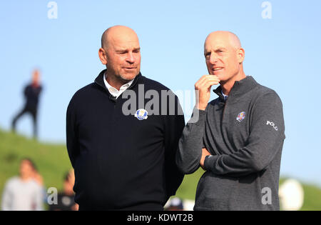 Il capitano europeo Thomas Bjorn (a sinistra) e il capitano americano Jim Furyk durante un evento mediatico in vista della Ryder Cup 2018 a le Golf National, Parigi. Foto Stock