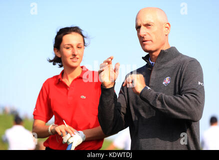 Il capitano americano Jim Furyk con un membro della squadra della Junior Ryder Cup degli Stati Uniti durante un evento mediatico in vista della Ryder Cup 2018 a le Golf National, Parigi. Foto Stock