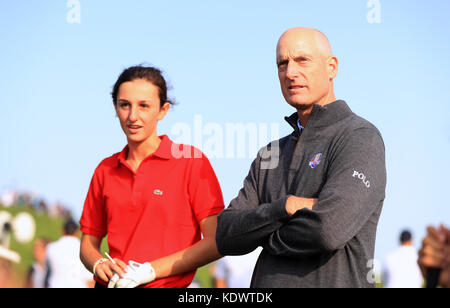 Il capitano americano Jim Furyk con un membro della squadra della Junior Ryder Cup degli Stati Uniti durante un evento mediatico in vista della Ryder Cup 2018 a le Golf National, Parigi. Foto Stock