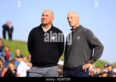 Il capitano europeo Thomas Bjorn (a sinistra) e il capitano americano Jim Furyk durante un evento mediatico in vista della Ryder Cup 2018 a le Golf National, Parigi. Foto Stock