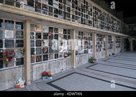Una sezione del Columbarium nel cimitero di Pere Lachaise di Parigi, Francia. Foto Stock