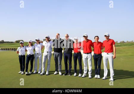 Il capitano europeo Thomas Bjorn (a sinistra) e il capitano americano Jim Furyk si mettono in posa con i concorrenti della Junior Ryder Cup durante un evento mediatico in vista della Ryder Cup 2018 a le Golf National, Parigi. Foto Stock