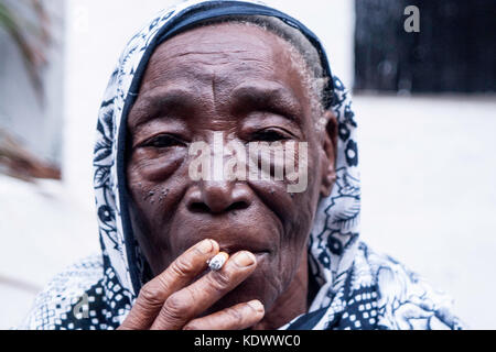 Ritratto di Bi Kidude, celebre cantante Taraab durante il festival musicale di Sauti za Busara a Stone Town, Zanzibar, Africa Orientale Foto Stock