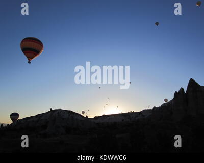 I Ballons ad aria calda che volano sul cielo della Cappadocia, Turchia. Foto Stock