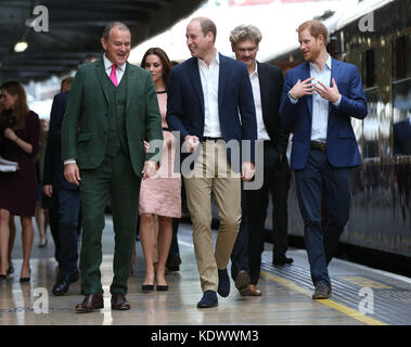 L'attore Hugh Bonneville (a sinistra) cammina con il Duca e la Duchessa di Cambridge, Simon Farnaby e il Principe Harry mentre arrivano alla stazione di Paddington a Londra, per unirsi ai bambini delle associazioni benefiche che sostengono e incontrare il cast e l'equipaggio del prossimo film Paddington 2. Foto Stock