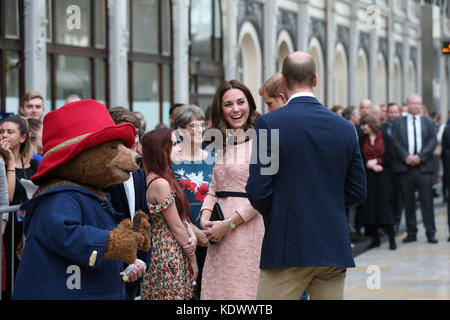 Il Duca e la Duchessa di Cambridge e il Principe Harry, alla stazione di Paddington a Londra, mentre partecipano all'evento Charities Forum, per unirsi ai bambini delle associazioni benefiche che sostengono e per incontrare il cast e l'equipaggio del prossimo film Paddington 2. Foto Stock