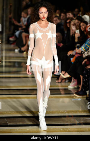 London Fashion Week Primavera/Estate 2018 - Pam Hogg - Catwalk featuring: Model Where: London, Regno Unito When: 15 Set 2017 Credit: WENN Foto Stock