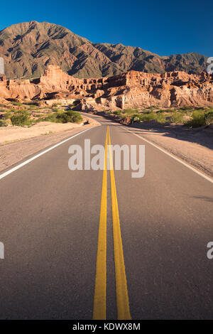 La strada verso il basso la Quebrada de la Conches, Valles Calchaquies, Provincia di Salta, Argentina Foto Stock