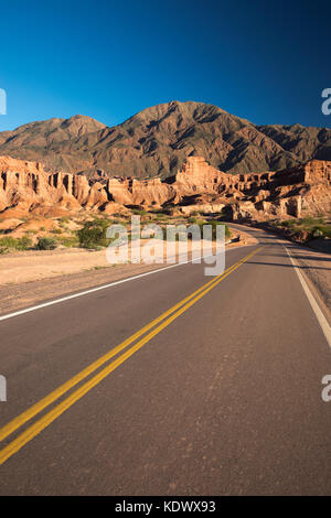 La strada verso il basso la quebrada de la conches, Valles Calchaquies, provincia di Salta, Argentina Foto Stock