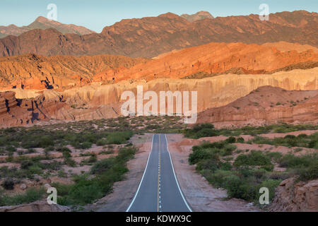 La strada verso il basso la Quebrada de la Conches, Valles Calchaquies, Provincia di Salta, Argentina Valles Calchaquies, Provincia di Salta, Argentina Foto Stock