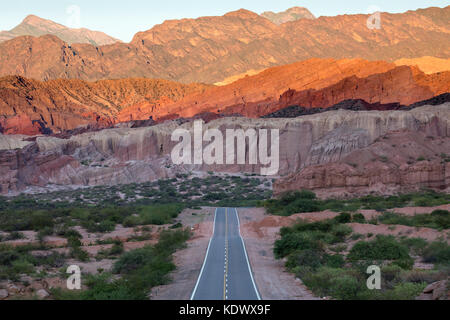 La strada verso il basso la Quebrada de la Conches, Valles Calchaquies, Provincia di Salta, Argentina Foto Stock