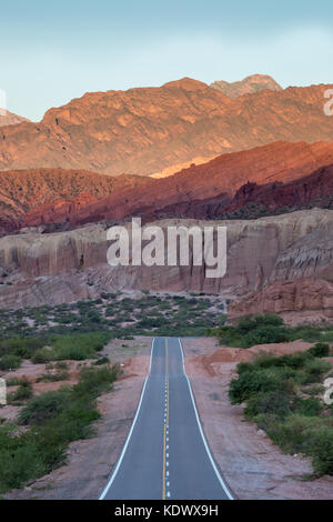 La strada verso il basso la Quebrada de la Conches, Valles Calchaquies, Provincia di Salta, Argentina Foto Stock