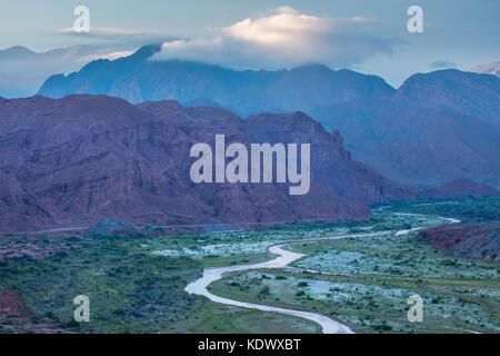 La Quebrada de la Conches dal Mirador Tres Cruces in Valles Calchaquies, Provincia di Salta, Argentina Foto Stock