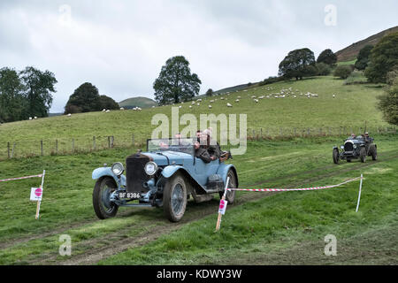 Un incontro di Vintage Sports-Car Club (VSCC) a Badlands Farm, Kinnerton, mid-Wales, Regno Unito. Un 1928 Delage DR70 seguita da un 1925 Bentley Foto Stock