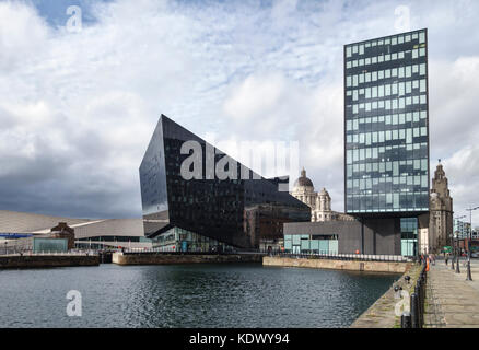 Liverpool, Regno Unito. Vista di una parte del Liverpool città mercantile marittima area. Il Museo di Liverpool, l'occhio aperto Galleria e No.1 l'isola di Mann Foto Stock