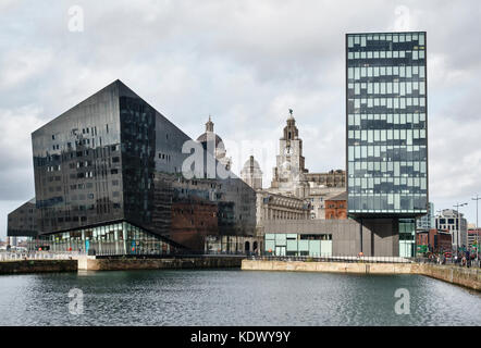 Liverpool, Regno Unito. Vista di una parte del Liverpool città mercantile marittima area. La cruna aperta la galleria e No.1 l'isola di Mann Foto Stock