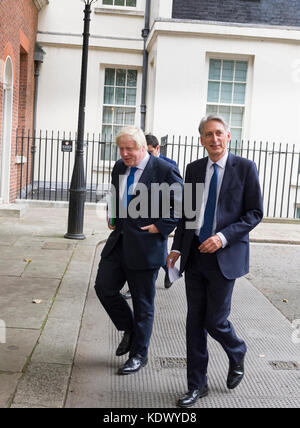 Boris Johnson MP, Segretario di Stato per gli affari esteri, (L) e Philip Hammond MP il Cancelliere dello scacchiere britannico, (R) lasciando un 2.5 ora c Foto Stock