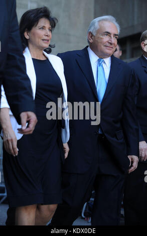 New YORK, NY - 01 LUGLIO: (L-R) Anne Sinclair e Dominique Strauss-Kahn tornano alla Manhattan Criminal Court il 1° luglio 2011 a New York City. Persone: Trasmissione Dominique Strauss-Kahn Ref: Mnc1 Hoo-Me.com / Mediapunch Foto Stock