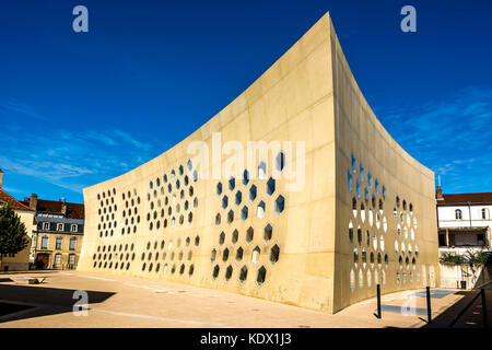 Lons le Saunier. Centro culturale dei Cordeliers degli architetti D. Lyon e P. Du Besset. Giura.Borgogna-Franca Contea. Francia Foto Stock