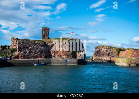 Dunbar porto e le rovine del castello, Scozia Foto Stock