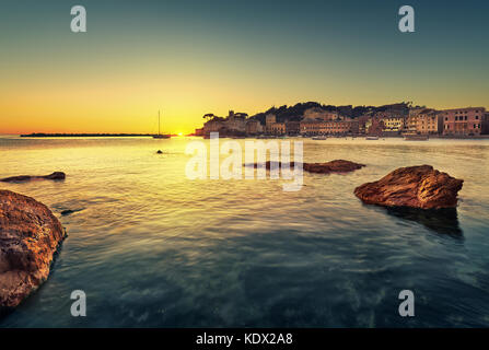 Sestri Levante La Baia del Silenzio o baia del silenzio rocce, mare e spiaggia vista sul tramonto. Liguria, Italia. Foto Stock