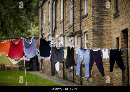 Pennines village, Haworth nel West Yorkshire, Inghilterra. Lavanderia linea di lavaggio nei pressi di Oak Street Foto Stock