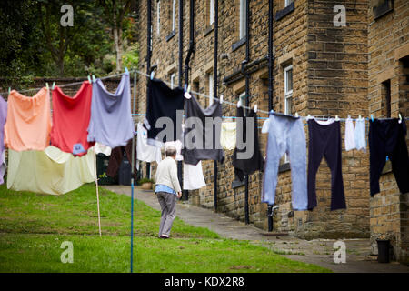 Pennines village, Haworth nel West Yorkshire, Inghilterra. Lavanderia linea di lavaggio nei pressi di Oak Street Foto Stock