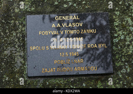 Una lapide commemorativa dedicata al generale sovietico Andrej Vlasov accanto a Lnáře Château in Boemia del Sud, Repubblica Ceca. Il generale Vlasov che ha guidato l'Esercito di Liberazione Russo (ROA) durante la II Guerra Mondiale ha trascorso due notti a Schlüsselburg Château, ora Lnáře Château, prima che egli sia stato arrestato dalla Red ufficiali dell'esercito. Testo in lingua ceca significa: il generale Vlasov alloggiato in questo château dal 11 al 12 maggio 1945 ed è stato catturato da parte dell'Armata Rossa su 12 maggio 1945 vicino Lnáře insieme con i soldati della Prima Divisione di fanteria dell'Esercito di Liberazione Russo (ROA). Foto Stock