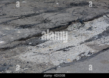 Costruzione di una strada per le strade di cantieri. nuovo asfalto sulla strada. flussi di bitume caldo quando la posa di asfalto. Foto Stock