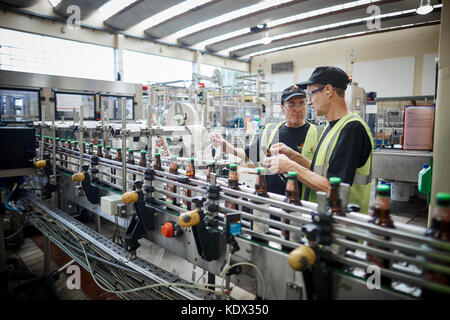 Robinsons birreria a Stockport brew la prima produzione di Cuor di Leone per la fabbrica di birra di Brookfield raffigurato l'impianto di imbottigliamento Foto Stock