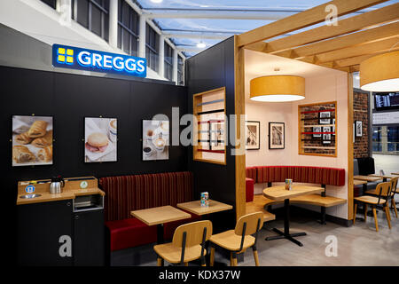 Bolton Interchance si apre con una nuova Greggs shop interno gruppo JRW rebrand per Mature. Foto Stock