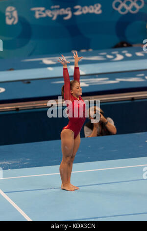 Shawn johnson (USA) donne individuale tutto intorno la ginnastica medaglia di argento in concorrenza sul piano del 2008 olimpiadi estive a Pechino, Cina Foto Stock