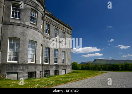 Benbulbin, Benbulben, Ben Bulben, vista da Lissadell house, neo-classica greca in stile revivalista, country house, Wild Atlantic modo, Sligo, Yeat's cou Foto Stock