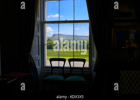 Benbulbin, Benbulben, Ben Bulben, vista da Lissadell house, neo-classica greca in stile revivalista, country house, Wild Atlantic modo, Sligo, Yeat's cou Foto Stock