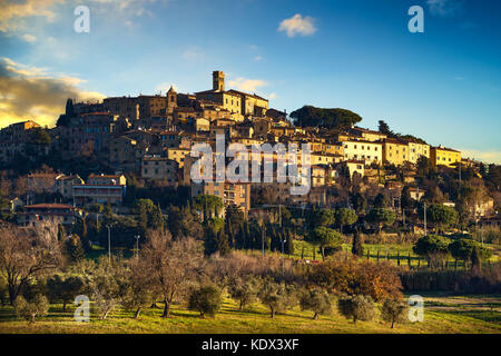 Casale Marittimo il vecchio villaggio di pietra in maremma skyline. pisa toscana italia Europa. Foto Stock