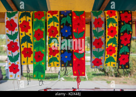 Tradizionale rumena vestire gli accessori. pattern colorati del mantello riband, sting Foto Stock