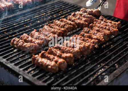 Tradizionale cibo rumeno, barbecue per grigliate di carne rotoli chiamato mititei o mici Foto Stock