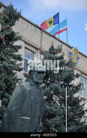 Il Parlamento in Comrat, la capitale della Gagauzia, Repubblica di Moldavia e la statua di Lenin Foto Stock