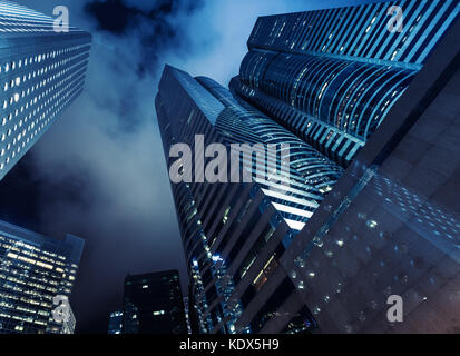 Grattacieli sotto il cielo notturno, alto-aumento edifici per uffici a Hong kong city. nei toni del blu foto Foto Stock