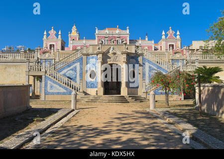 Estoi palace nel villaggio di estoi. Punto di riferimento, hotel e monumento nazionale che è un ottimo esempio di architettura romantica Foto Stock